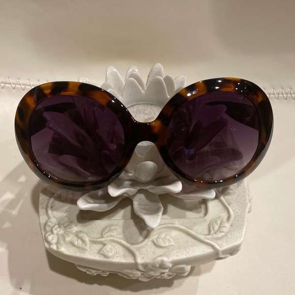 Accessories - Sunglasses like new